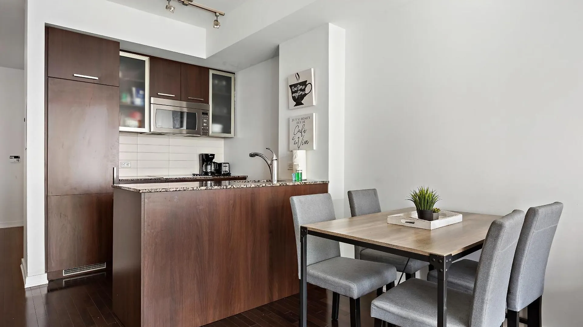 Cozy Downtown Toronto Suites 0*,