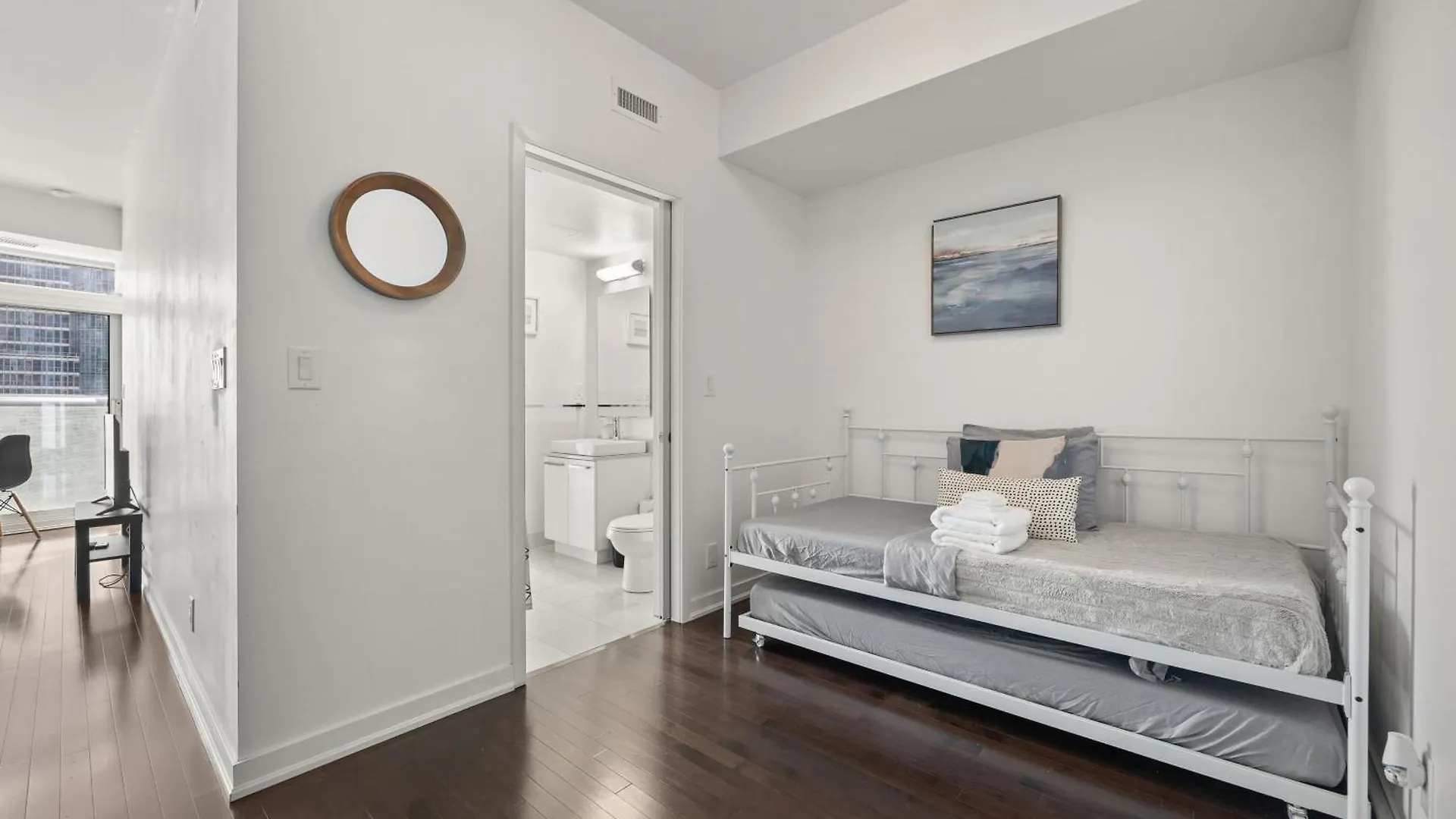 Cozy Downtown Toronto Suites 0*,