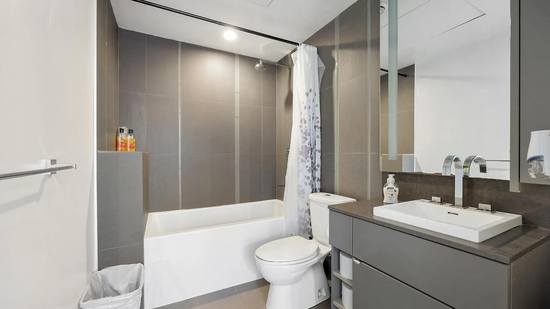Cozy Downtown Toronto Suites Apartment